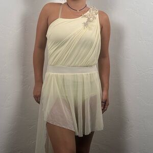 Elegant Cream One-Shoulder Costume
